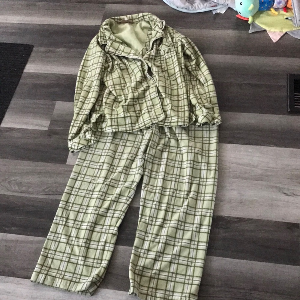 Cozy Women's Light Green Plaid Pajama Set